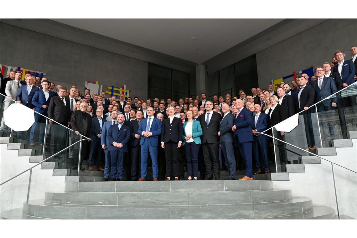 Gut jeder zehnte Abgeordnete hat Migrationshintergrund Der Anteil von Menschen mit Migrationshintergrund ist in keiner Fraktion so niedrig wie bei der AfD.