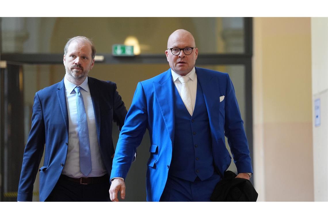 Angeklagter zu Entführung: Wollten Block-Familie helfen Der Anwalt des israelischen Angeklagten, Sascha Böttner (r.), auf dem Weg ins Gericht.