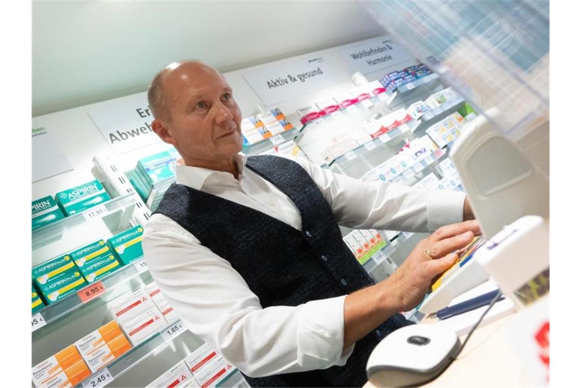 „Gerda“ soll Patienten helfen und kleine Apotheken stärken Der Apotheker Peter Treu steht in seiner „Apotheke Münster“ an einem Computer. Foto: Gregor Bauernfeind/dpa