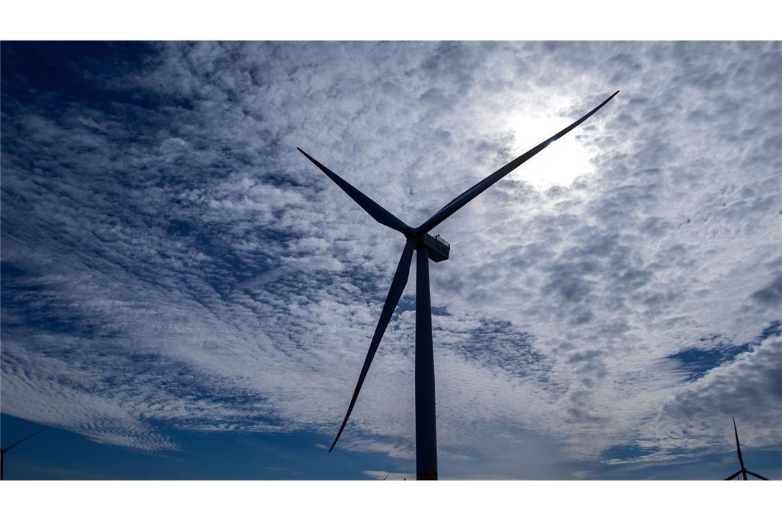 Der Arbeitskorb, der sich im Inneren einer Windenergieanlage befand, stürzte ab. (Symbolbild)