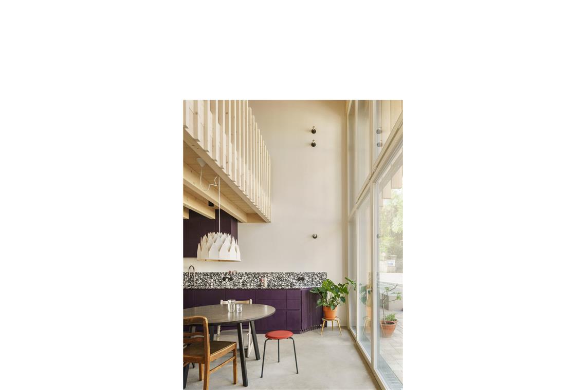 Der Architekt Jan Keinath wohnt mit seiner Familie auch in der Doppelscheune, zugunsten luftiger Wohnverhältnisse und hoher Räume im Küchen- und Wohnbereich hat er auf zusätzliche Zimmer im Obergeschoss verzichtet.