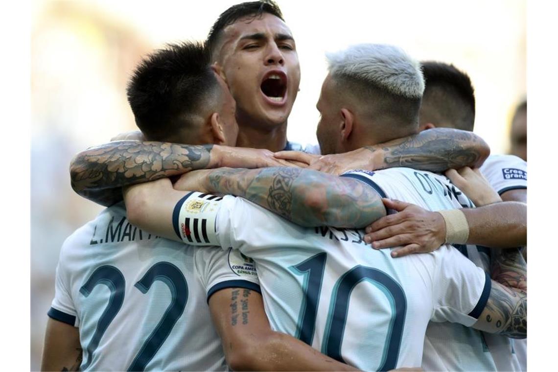Copa América: Argentinien im Halbfinale gegen Brasilien Der Argentinier Lautaro Martinez (l) feiert mit seinen Teamkollegen das erste Tor gegen Venezuela. Foto: eugenio savio/AP