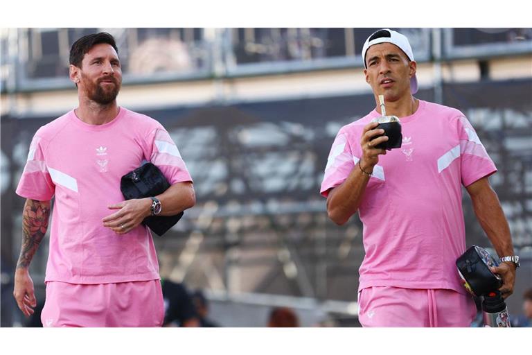 Der argentinische Fußballstar Lionel Messi (l) steigt bei dem Amateurclub seines Teamkollegen Luis Suárez in Uruguay ein (Archivfoto).