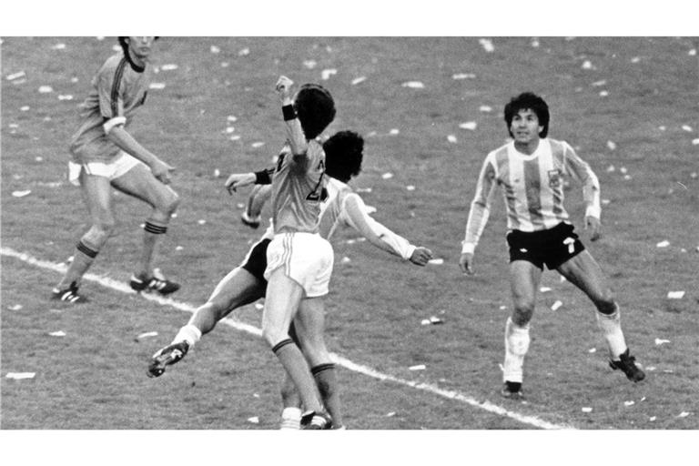 Der argentinische Verteidiger Luis Galván hat im WM-Finale 1978 den Ball im Blick. Wenig später ist er Fußball-Weltmeister.