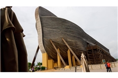 Der „Ark Encounter“ (zu deutsch: Treffpunkt Arche oder Begegnung mit der Arche) ist ein kreationistischer Themenpark in der US-Stadt Williamstown. Das Hauptgebäude und thematische Zentrum des Parks ist ein Modell der Arche Noach, das entsprechend der biblischen Sintflut-Erzählung konstruiert wurde.