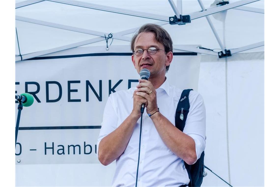 Der Arzt Bodo Schiffmann spricht bei einer Kundgebung von Gegnern der Corona-Maßnahmen. Foto: Markus Scholz/dpa/Archivbild