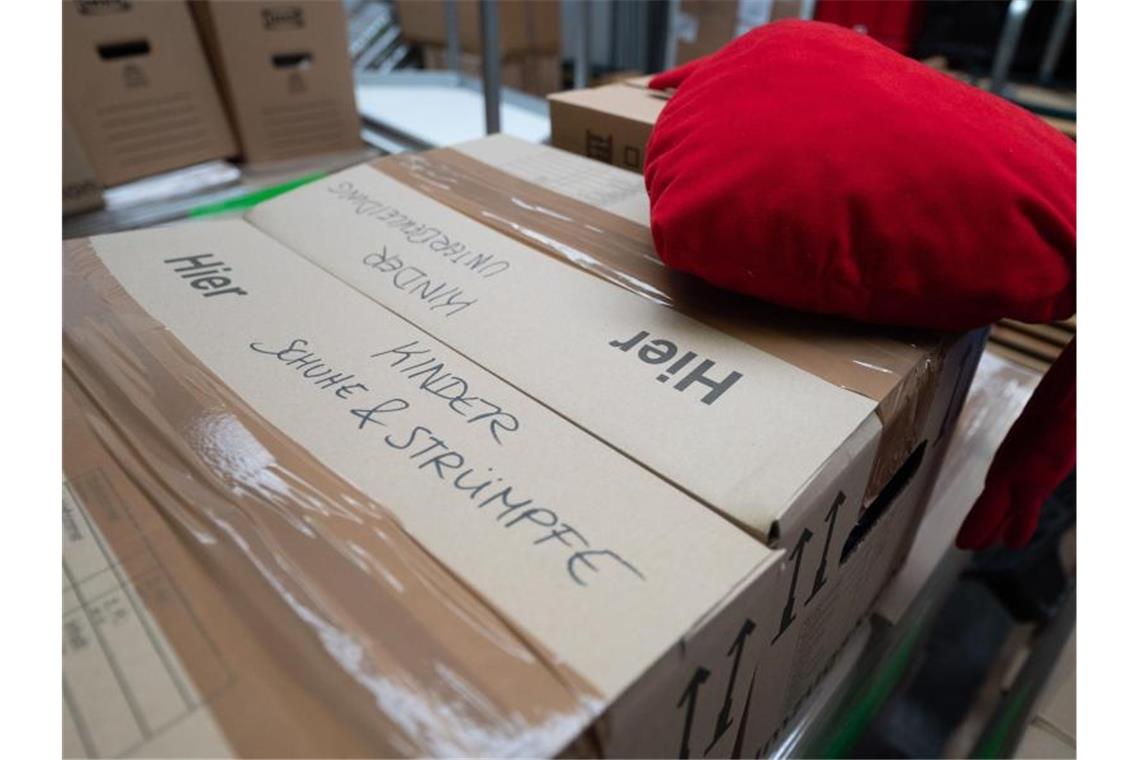 Der ASB bereitet sich darauf vor, Hilfsgüter in die Krisenregion zu liefern. Foto: Sebastian Gollnow/dpa