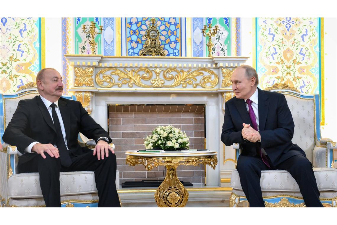 Putin will Aserbaidschan nach Flugzeugabsturz entschädigen Der aserbaidschanische Präsident Ilham Aliyev hat Kremlchef Wladimir Putin öffentlich gedankt für die Aufklärung des Flugzeugabsturzes im Dezember vorigen Jahres.
