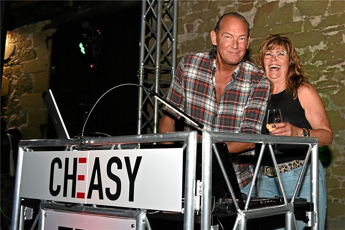 Der Aspacher DJ Cheasy bringt die Partygäste direkt an der Kelter in den Abtanzm...