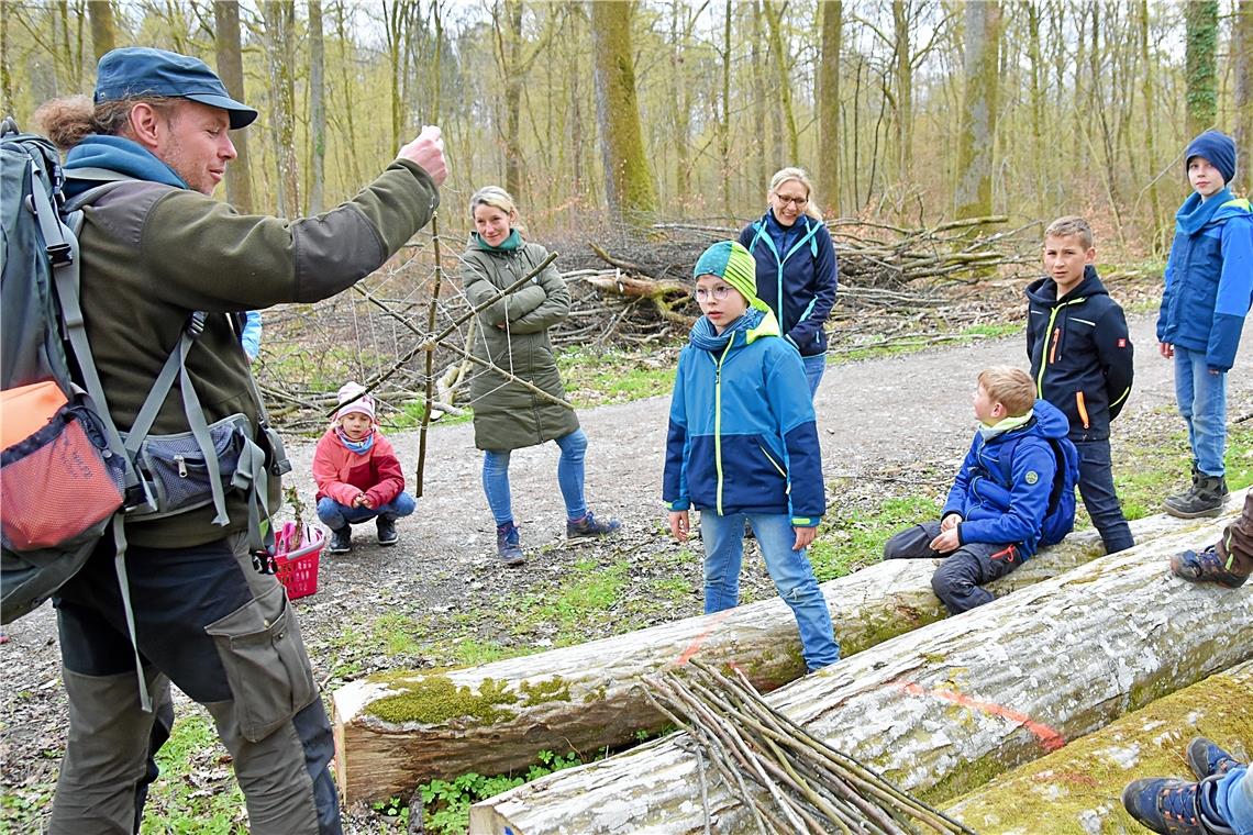 Waldwerkeln mit dem Nabu Aspach Der Aspacher Nabu-Vorsitzende Jochen Schäufele (links) versucht, den Kindern, die Natur näherzubringen. Foto: Tobias Sellmaier