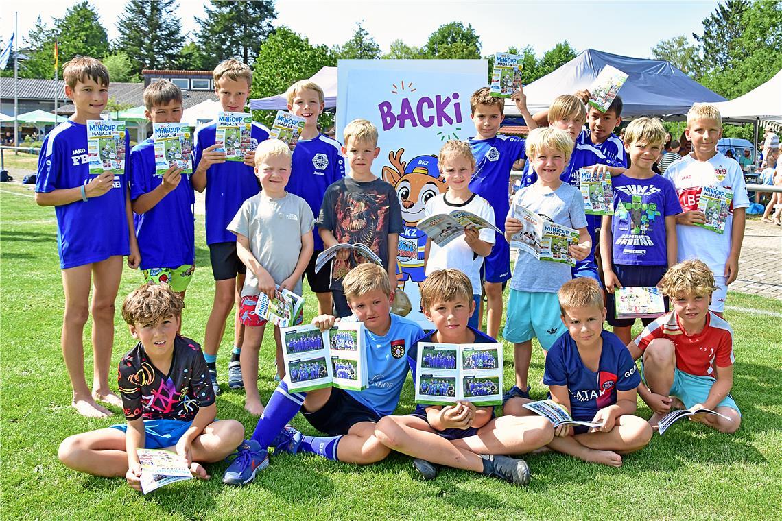 Der Aspacher Nachwuchs präsentiert beim ersten gemeinsamen Sommerfest der Kleinaspacher und Rietenauer Jugendfußballer stolz seine Magazine. Foto: Tobias Sellmaier