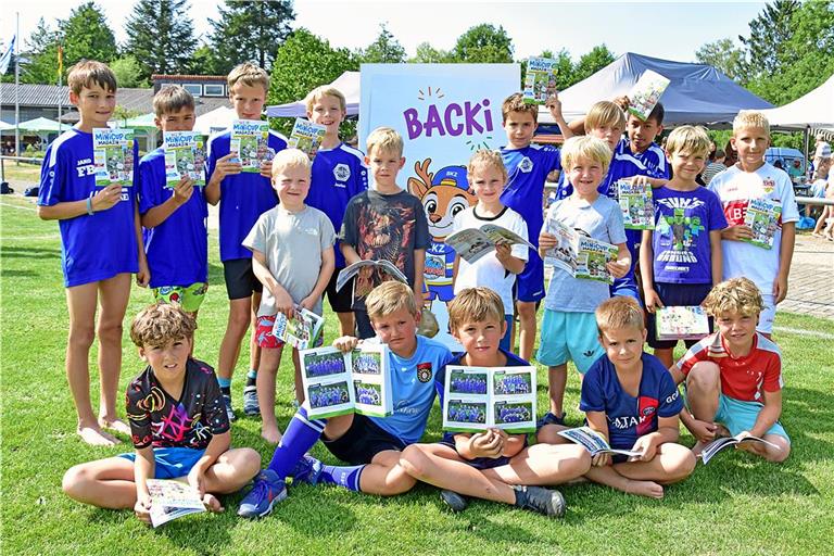 Der Aspacher Nachwuchs präsentiert beim ersten gemeinsamen Sommerfest der Kleinaspacher und Rietenauer Jugendfußballer stolz seine Magazine. Foto: Tobias Sellmaier