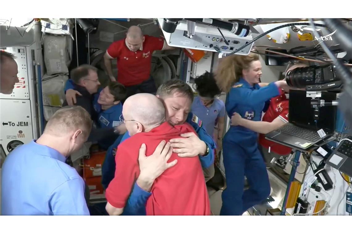 Rückkehr-Mission für gestrandete Astronauten erreicht ISS Der Astronaut Don Pettit (M, unten) umarmt Kirill Peskow, nachdem die SpaceX-Kapsel an die ISS angedockt hat.