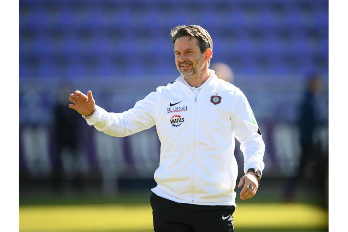 Aue mit Personalsorgen vor Sandhausen-Spiel Der Aues Trainer Dirk Schuster gestikuliert vor Beginn des Spiels. Foto: Robert Michael/dpa-Zentralbild/dpa