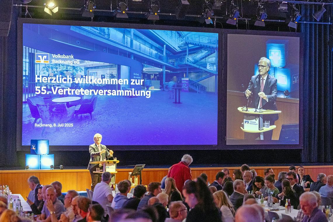 Einstimmigkeit bei der Vertreterversammlung der Volksbank Backnang Der Aufsichtsratsvorsitzende Nils Söhnle begrüßt die Vertreter der Volksbank sowie zahlreiche Gäste aus Politik, Gesellschaft und Wirtschaft im Bürgerhaus Backnang. Foto: Alexander Becher