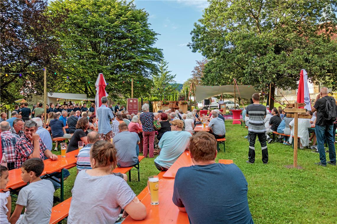 Mit Alfons startet der Sommerpalast in Murrhardt Der Auftakt des Sommerpalasts 2024 ist gelungen, die Gäste kamen zahlreich. Fotos: Stefan Bossow