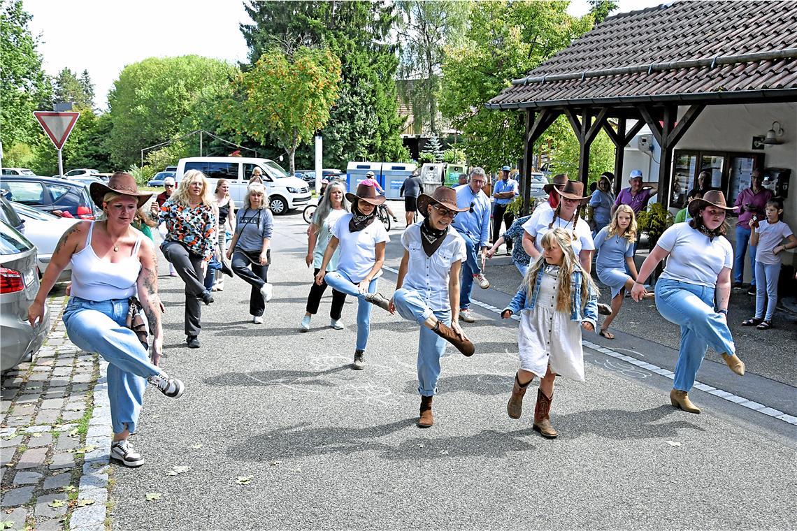 Der Auftritt der Landfrauen-Linedancegruppe ist der Höhepunkt am Nachmittag und animiert die Menschen zum Mittanzen auf der Straße vor dem Dorfgemeinschaftshaus. Foto: Tobias Sellmaier 
