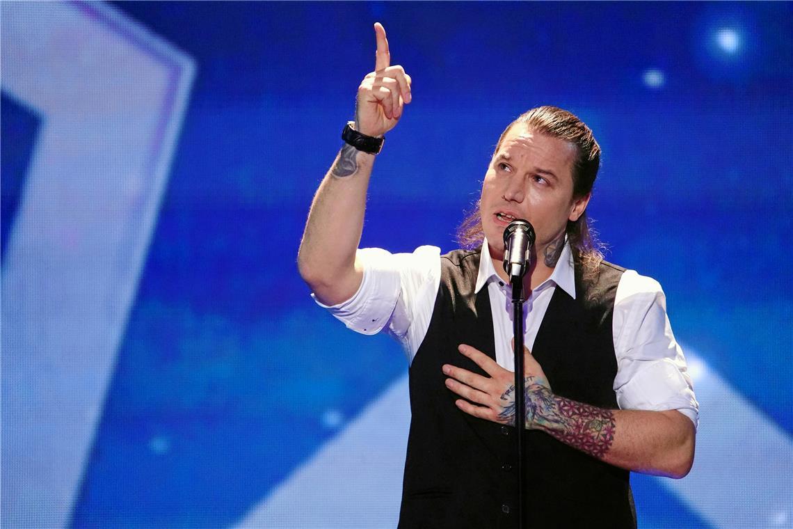 Backnanger Dani Suara singt bei „Das Supertalent“ Der Auftritt war für Dani Suara sehr emotional. In seinem selbst geschriebenen Lied „Wenn ich an dich denk“ geht es um seinen 2002 verstorbenen Bruder Robin. Foto: RTL/Stefan Gregorowius
