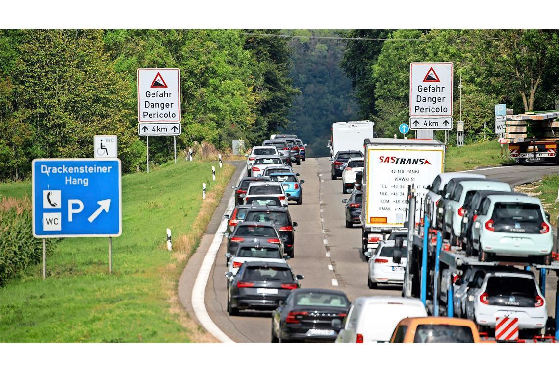 Grünes Licht für Albaufstieg – Baurecht für A8-Abschnitt Der Ausbau am Albauf- und Albabstieg der A8 kann kommen – das Baurecht für die Engstelle liegt vor (Archivfoto).