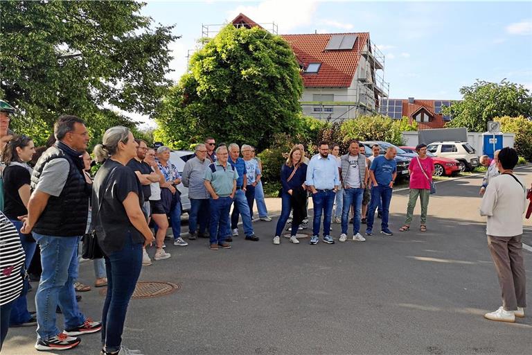 Der Ausbau von Gartenstraße und Nelkenweg ist beendet, Verwaltung und Anlieger weihen die Straßen ein. Foto: Gemeinde Burgstetten