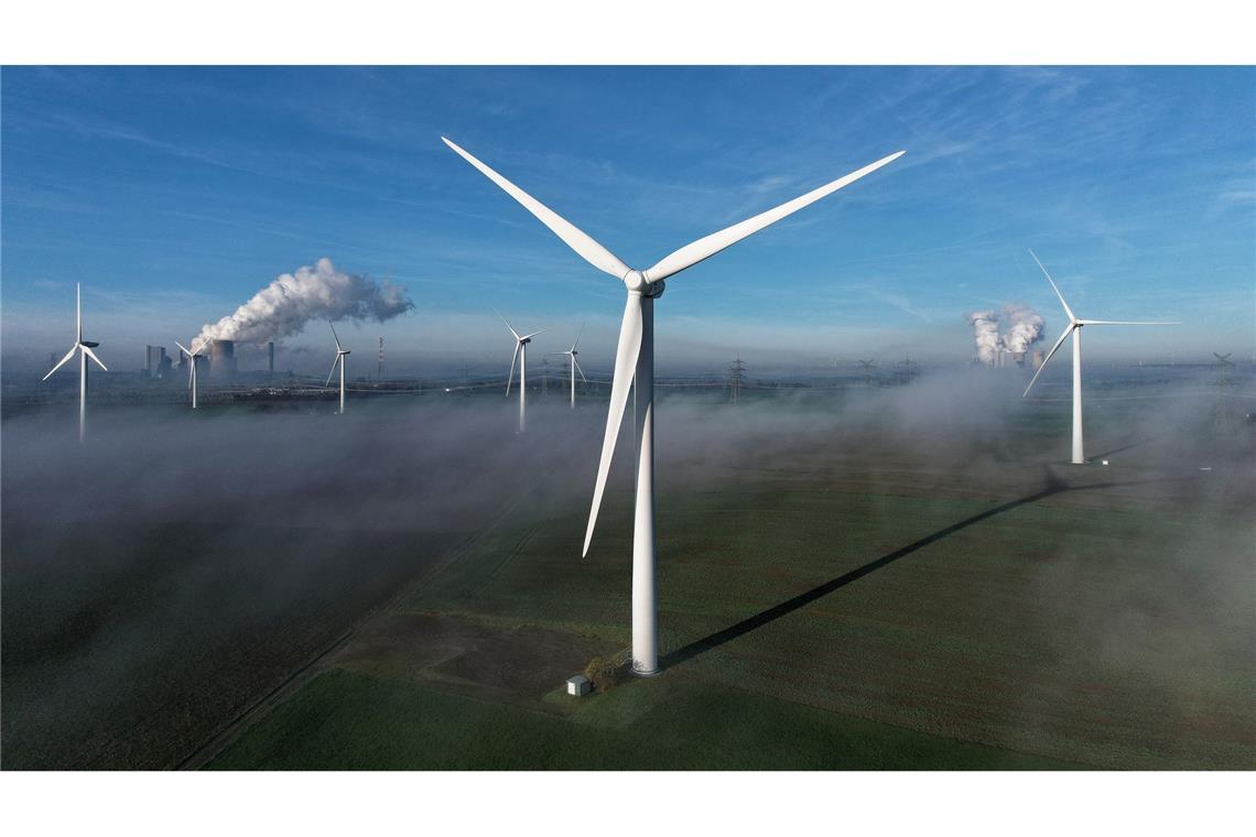 Der Ausbau von Windrädern an Land in Deutschland hat sich im vergangenen Jahr deutlich beschleunigt.