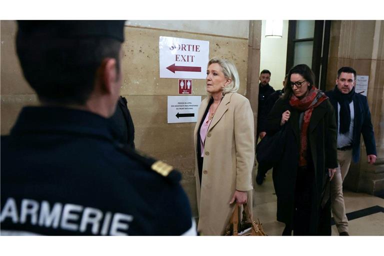 Der Ausgang des Verfahrens ist für Le Pen folgenschwer, denn es geht letztlich auch darum, ob sie 2027 bei der Präsidentschaftswahl antreten kann.