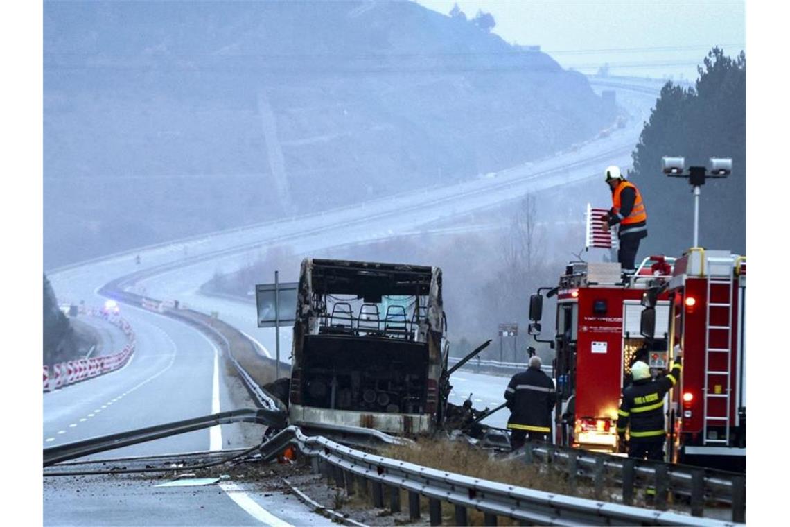 „Riesige Tragödie“: 46 Tote bei Busunglück in Bulgarien Der ausgebrannte Bus auf der Autobahn in Westbulgarien. Foto: Minko Chernev/BTA Agency Bulgaria/AP/dpa