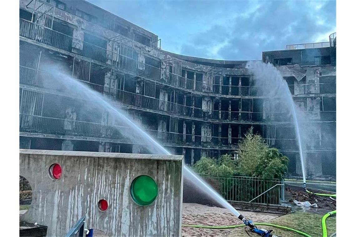 Der ausgebrannte Wohnkomplex in Essen muss abgerissen werden. Zu heftig sind die Schäden nach dem Großbrand. Foto: Stephan Witte/KDF-TV/dpa