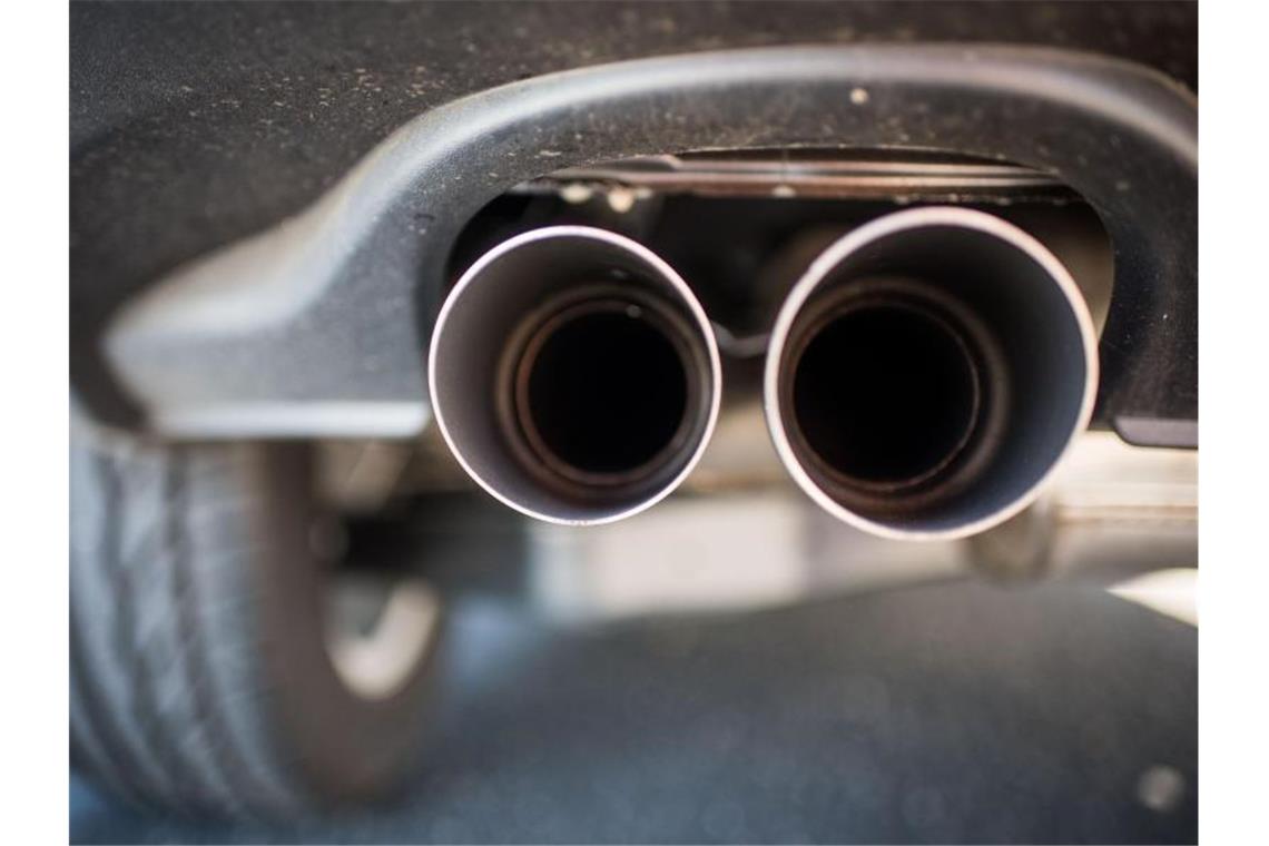 BGH zum Diesel-Kauf ab 2015: Audi-Besitzer geht leer aus Der Auspuff eines VW Tiguan vor dem Volkswagen Werk. Foto: Julian Stratenschulte/dpa/Archiv