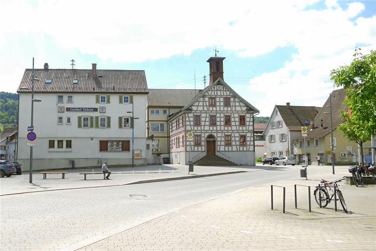 Der ausschließlich mit Stein neu gestaltete Marktplatz ist nach Ansicht vieler Bürger viel zu kahl. Im Sommer wird es dort sehr heiß. Jetzt soll Abhilfe geschaffen werden. Foto: Ute Gruber