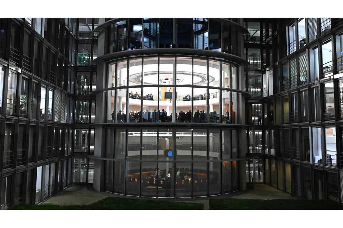 Der Ausschuss tagte bis zum Morgen.