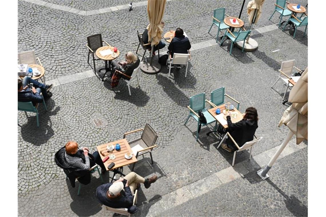 Verband: Umsatzeinbruch im Gastgewerbe bedroht Tausende Jobs Der Außenbereich eines Lokals in Mainz. Die Corona-Lockerungen haben die Geschäfte von Hoteliers und Gastwirten im Mai etwas belebt. Foto: Arne Dedert/dpa
