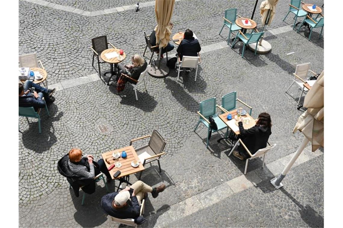 Der Außenbereich eines Lokals in Mainz. Die Corona-Lockerungen haben die Geschäfte von Hoteliers und Gastwirten im Mai etwas belebt. Foto: Arne Dedert/dpa