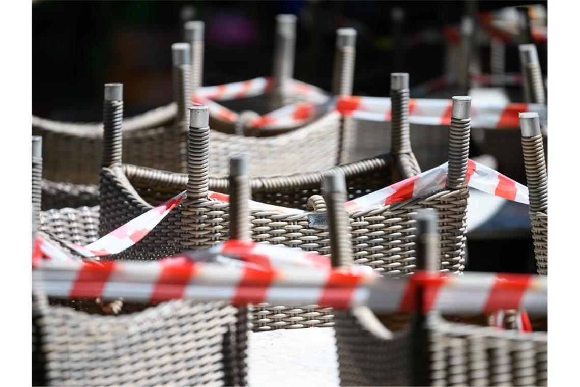 Der Außenbereich eines Restaurants ist mit Flatterband abgesperrt. Foto: Sebastian Gollnow/dpa/Archivbild