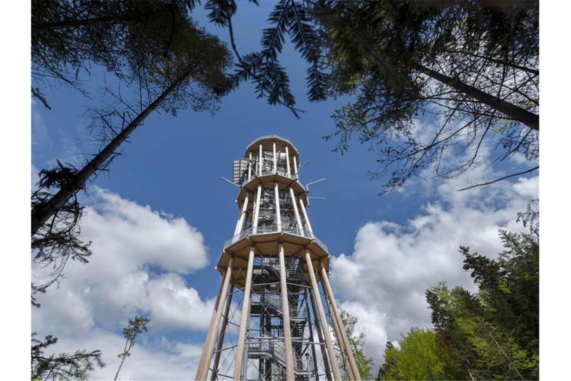 Aussichtsturm Himmelsglück wartet noch auf Öffnungstermin Der Aussichtsturm Himmelsglück ragt aus einem Waldstück im Nordschwarzwald. Foto: Uli Deck/dpa
