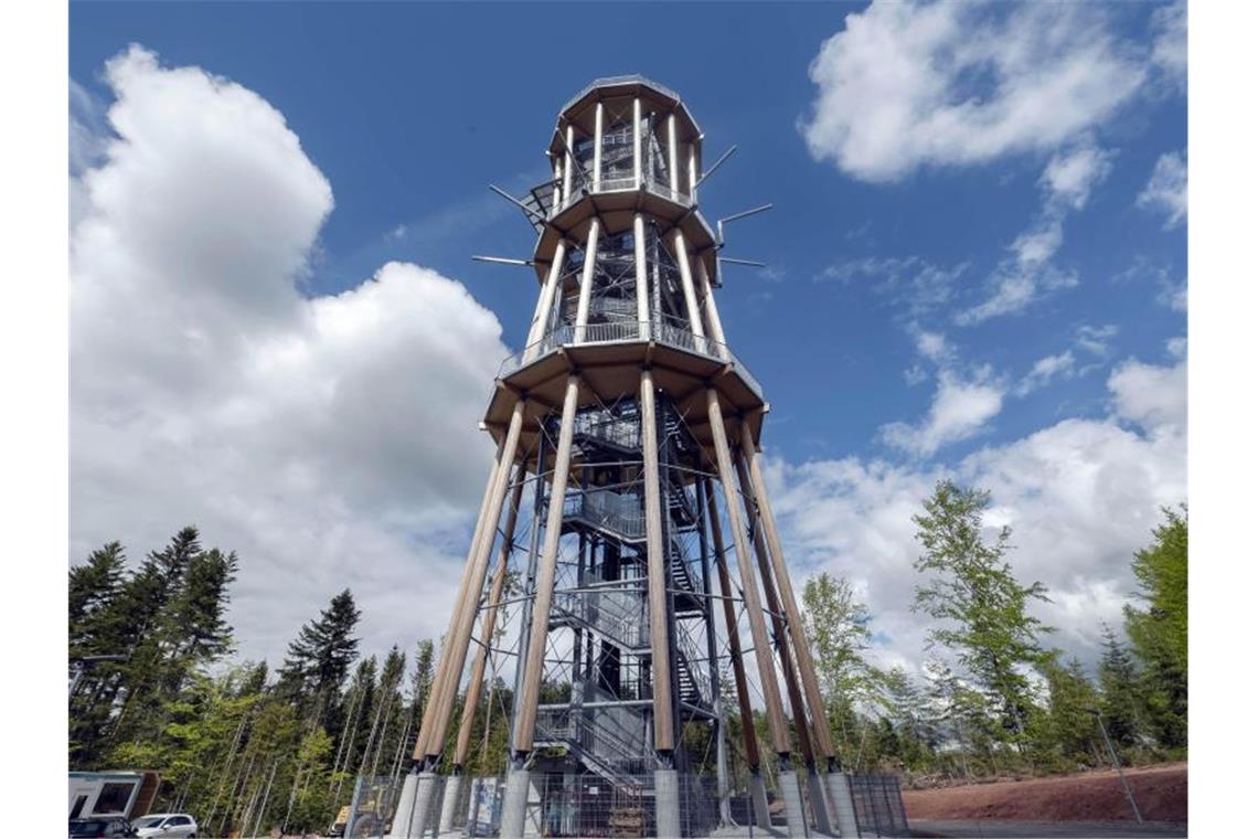 Der Aussichtsturm Himmelsglück ragt aus einem Waldstück im Nordschwarzwald. Foto: Uli Deck/dpa/Archivbild