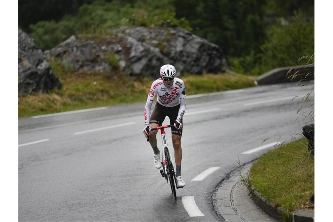 Der Australier Ben O'Connor gewann in den Alpen die neunte Tour-Etappe. Foto: Daniel Cole/AP/dpa