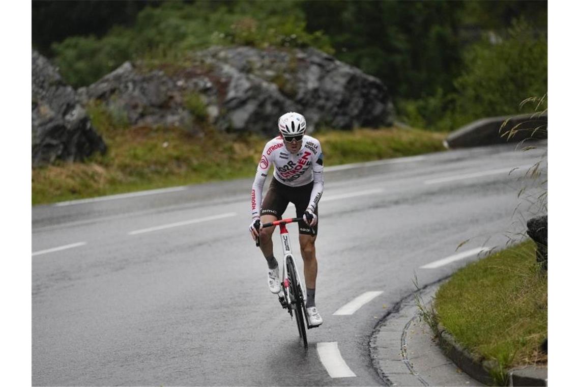 Tour-Dominator Pogacar unantastbar - Konkurrenten ratlos Der Australier Ben O'Connor gewann in den Alpen die neunte Tour-Etappe. Foto: Daniel Cole/AP/dpa