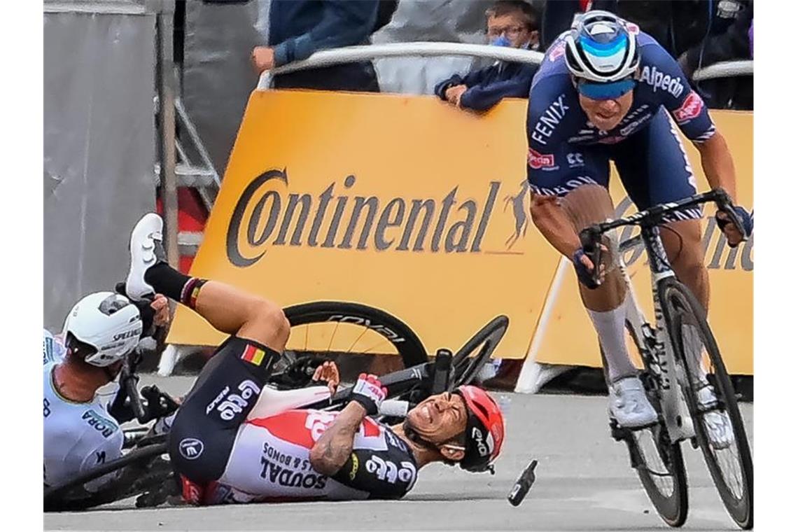 Der Australier Caleb Ewan (M) ist beim Sprint auf der dritten Etappe heftig gestürzt. Foto: David Stockman/BELGA/dpa