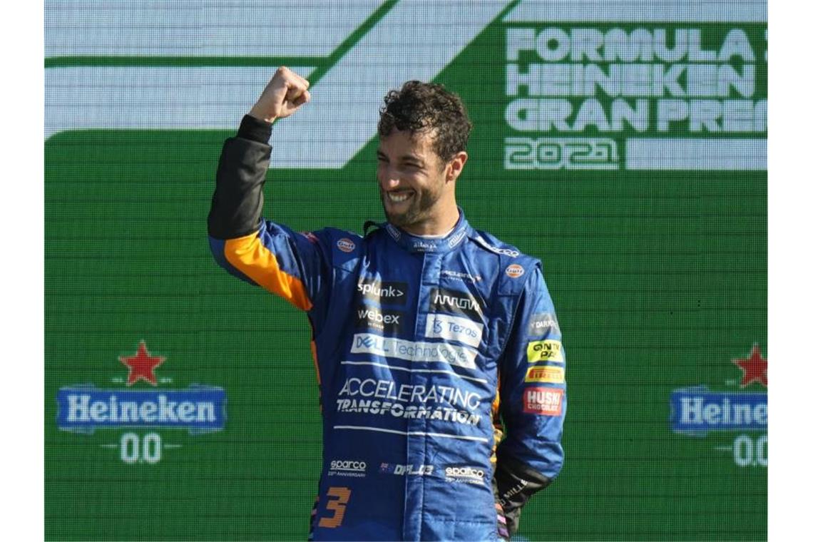 Der Australier Daniel Ricciardo feiert seinen Rennerfolg mit geballter Faust bei der Siegerehrung. Foto: Luca Bruno/AP/dpa