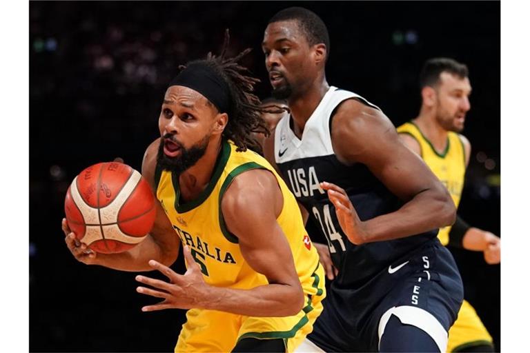 Der Australier Patty Mills (l) zeigte gegen das US-Team eine starke Leistung. Foto: Scott Barbour/AAP