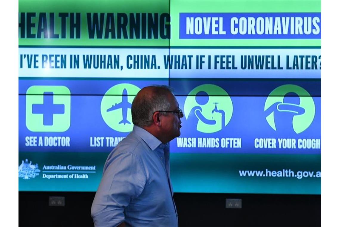 Der australische Premierminister Scott Morrison informiert sich im Gesundheitsministerium über die Schritte zur Kontrolle des Coronavirus. Foto: Mick Tsikas/AAP/dpa