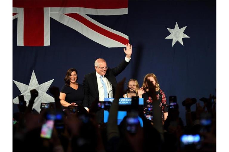 Der australische Premierminister Scott Morrison lässt von seinen Anhängern feiern. Mit dabei auch seine Frau und seine zwei Töchter. Foto: Dean Lewins/AAP
