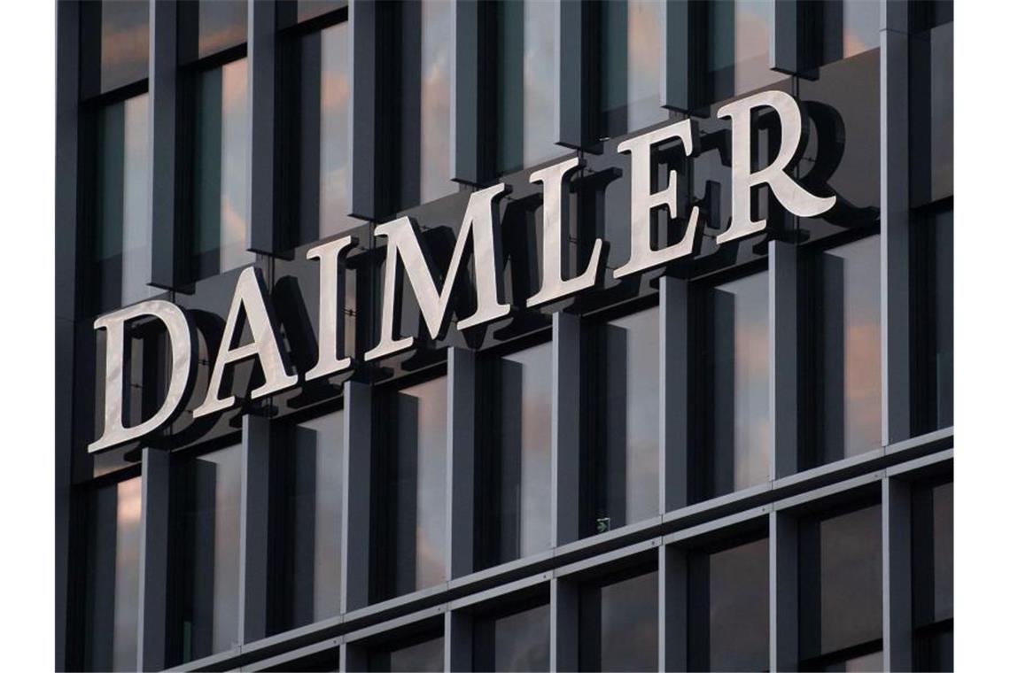 Der Auto- und Lkw-Bauer Daimler geht nach einem Verkaufseinbruch in den ersten sechs Monaten 2020 zuversichtlicher in den Rest des Jahres. Foto: Marijan Murat/dpa/Archivbild