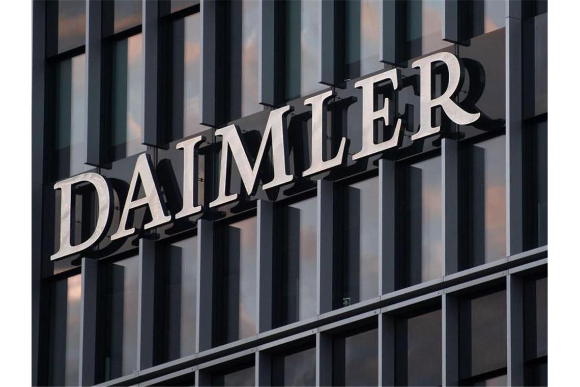 Daimler: Nach Verkaufseinbruch im ersten Halbjahr Besserung Der Auto- und Lkw-Bauer Daimler geht nach einem Verkaufseinbruch in den ersten sechs Monaten 2020 zuversichtlicher in den Rest des Jahres. Foto: Marijan Murat/dpa/Archivbild