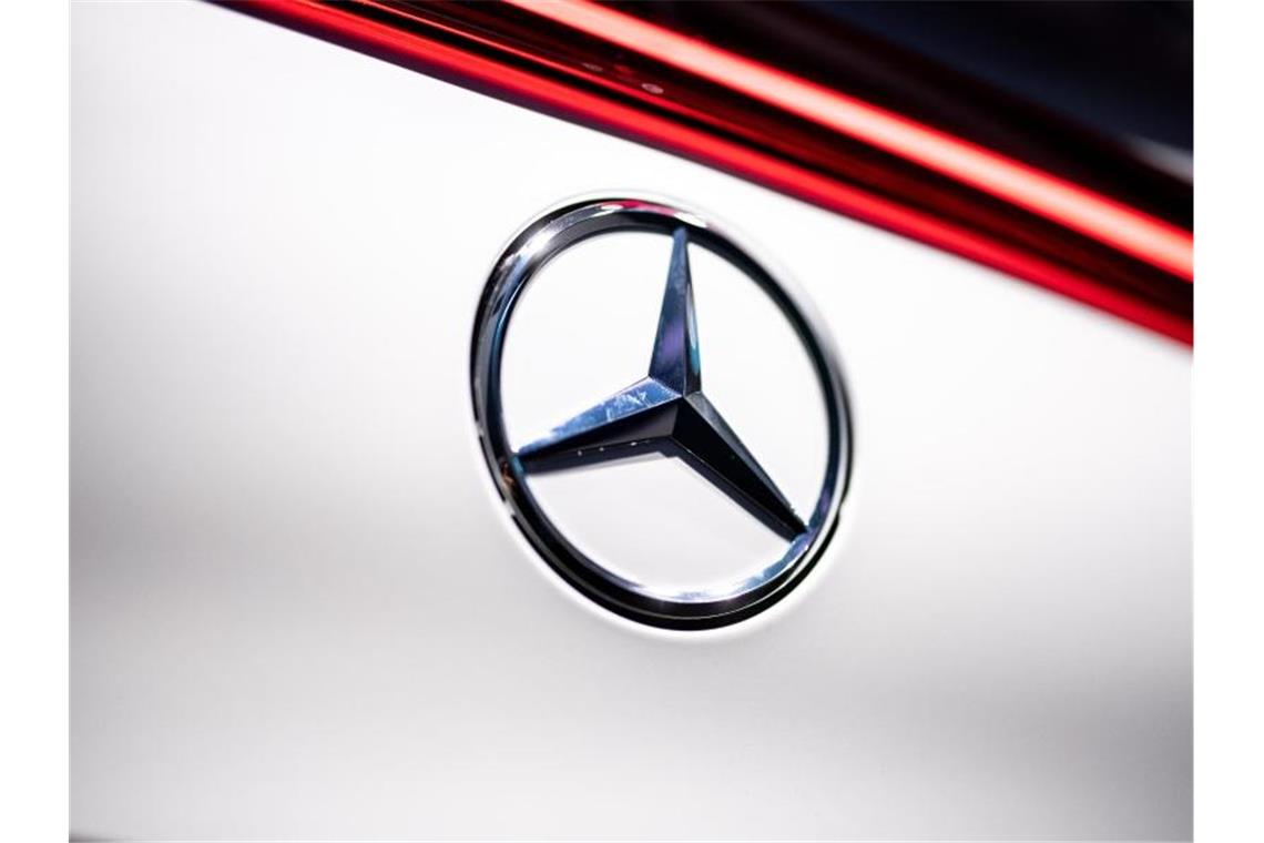 Der Autobauer Daimler steigt zur Versorgung seiner Elektroautos in die Batteriezell-Allianz der französischen Großkonzerne Stellantis und Totalenergies ein. Foto: Matthias Balk/dpa