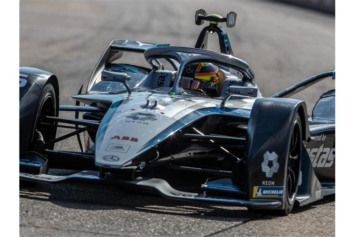 Mercedes zieht sich 2022 aus der Formel E zurück Der Autobauer Mercedes wird sich aus der Formel E zurückziehen. Foto: Andreas Gora/dpa/Archivbild