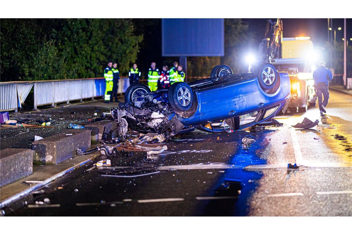 Der Autofahrer blieb offenbar unverletzt - gravierende Folgen hat der Unfall trotzdem.