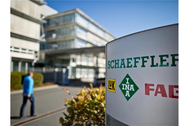 Der Automobil- und Industriezulieferer hat seine Umsatzprognose für 2021 nach oben korrigiert. Foto: Daniel Karmann/dpa