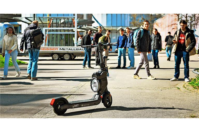 Der autonom fahrende „Geister-Scooter“ mit viel Hightech an Bord zieht an der Universität in Stuttgart-Vaihingen die Blicke der Passanten auf sich.
         Foto: Lichtgut/Max Kovalenko